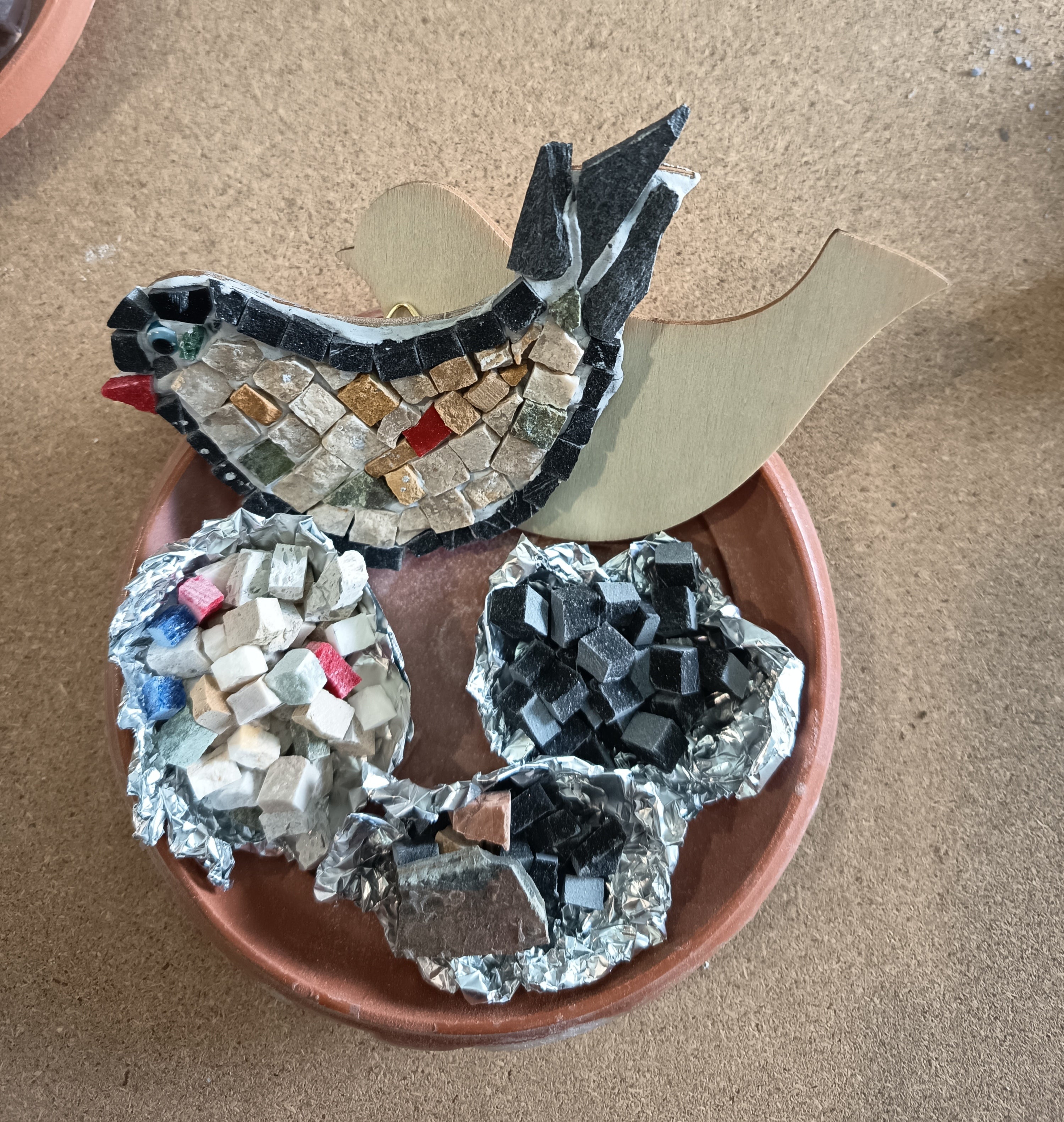 Handmade mosaic bird beige with black border - DIY Kit
Hand-cut marble tiles for mosaic bird - square and triangle pieces