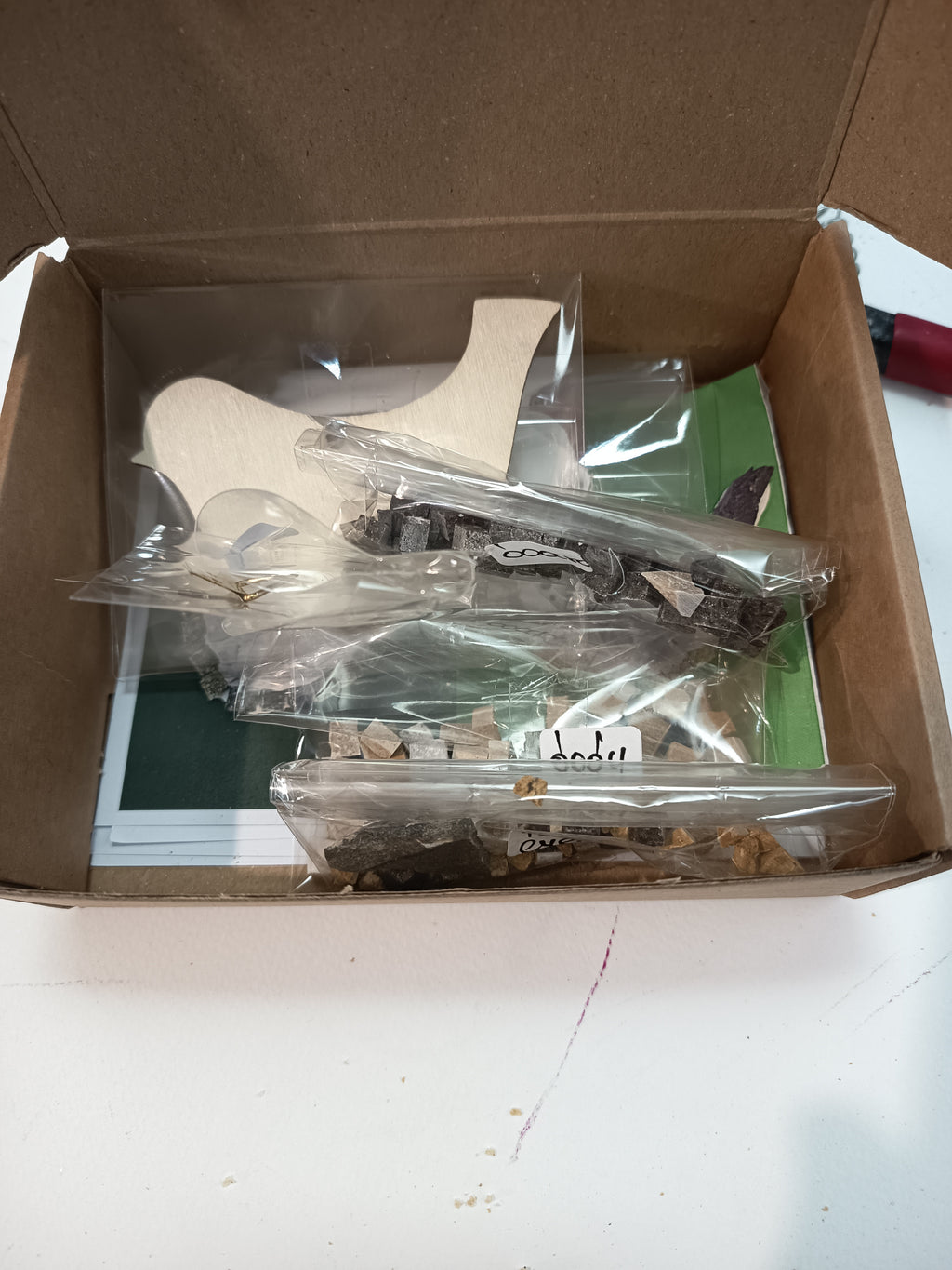 Φωτό 12 - Κουτί με συσκευασία:
DIY mosaic bird kit packaging - complete set with all materials, tiles, wooden base and step-by-step instructions in gift box